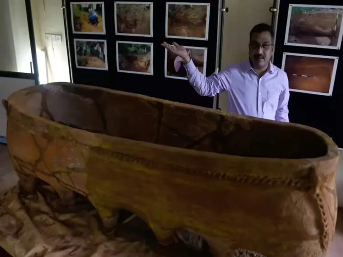 کشف شگفت‌انگیز تابوت 2300 سالۀ 12 پایه در هند + عکس
