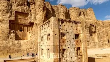 فرونشست در دو قدمی نقش رستم و کعبه زرتشت