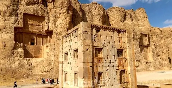 فرونشست در دو قدمی نقش رستم و کعبه زرتشت