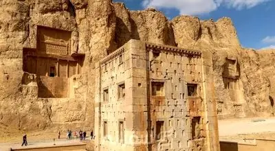 فرونشست در دو قدمی نقش رستم و کعبه زرتشت