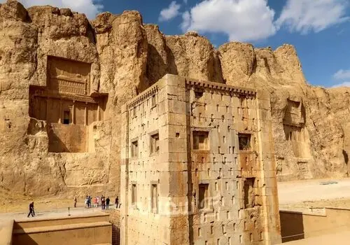 فرونشست در نقش‌رستم؛ وضعیت کعبه زرتشت نگران کننده شد

