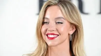 اقدام تبلیغاتی بدون مجوز یک بازیگر معروف روی تابلوی مشهور شهر