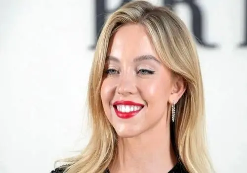 اقدام تبلیغاتی بدون مجوز یک بازیگر معروف روی تابلوی مشهور شهر