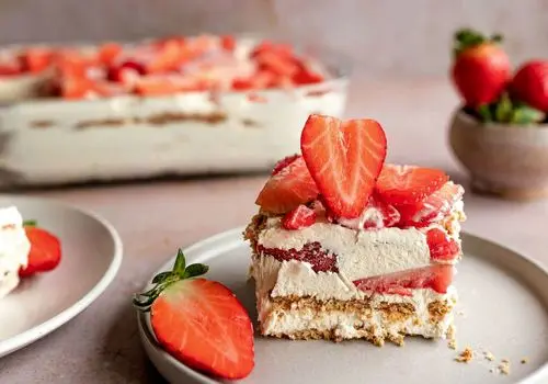 عصرونه: طرز تهیه کیک توت فرنگی پنیری؛ دسری متفاوت و خوشمزه برای تابستان