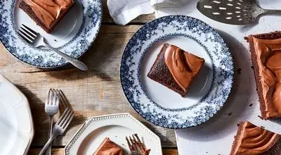 طرز تهیه کیک کاراملی شکلاتی خانگی؛ دسری خوشمزه برای دورهمی‌ها