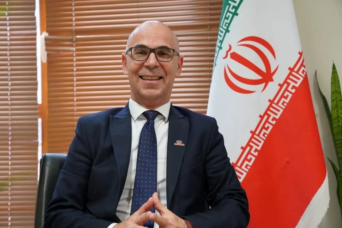 احمدزاده: دولت به‌جای کاهش هزینه‌ها از طبقه متوسط برداشت می‌کند