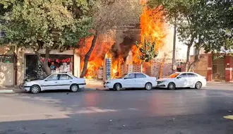 فروشگاه چسب در اصفهان دچار حریق شد؛ علت حادثه در دست بررسی است + فیلم