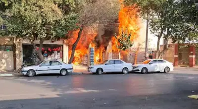 فروشگاه چسب در اصفهان دچار حریق شد؛ علت حادثه در دست بررسی است + فیلم