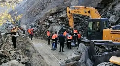 ریزش کوه در جاده چالوس منجر به انسداد راه ارتباطی شد + جزئیات