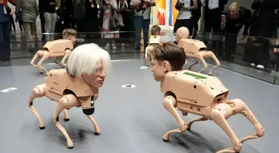 نمایشگاه شگفتی‌ها؛ سگ‌های رباتیک با چهره میلیاردرهای فناوری + عکس