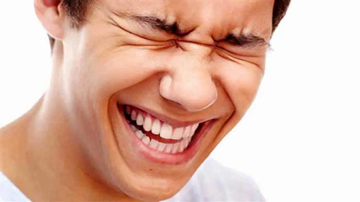 چرا در موقعیت‌های جدی می‌خندیم؟

