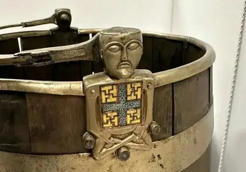 کشف سطل هزارساله با نقش بودا در نروژ + عکس