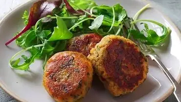 طرز تهیه کتلت عدس قرمز مجلسی با سس ماست
