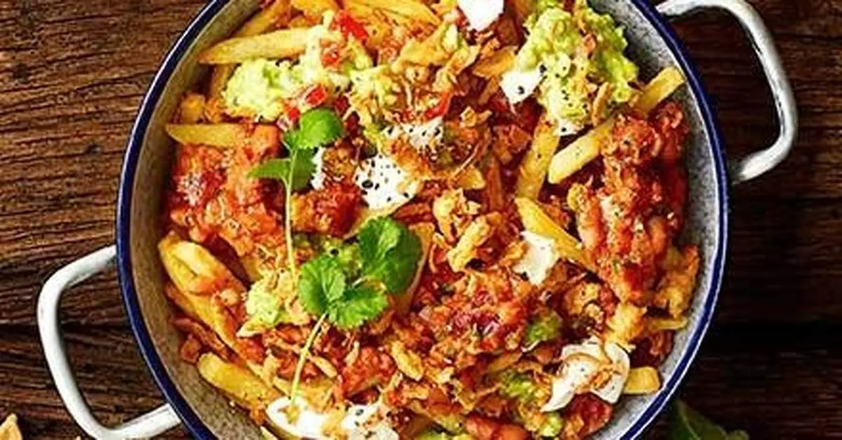 سیبزمینی سرخشده با تاپینگ چیلی لوبیا؛ انتخابی جذاب برای شب