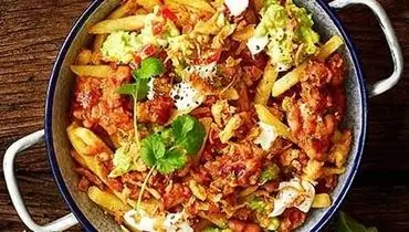 سیب‌زمینی سرخ‌شده با تاپینگ چیلی لوبیا؛ انتخابی جذاب برای شب 