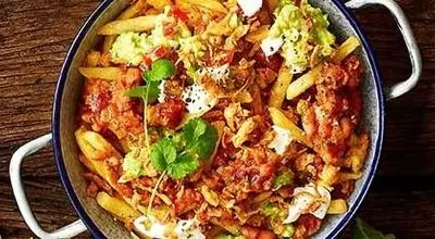 سیب‌زمینی سرخ‌شده با تاپینگ چیلی لوبیا؛ انتخابی جذاب برای شب 