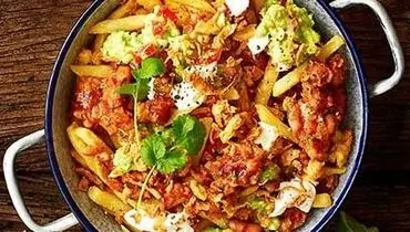سیب‌زمینی سرخ‌شده با تاپینگ چیلی لوبیا؛ انتخابی جذاب برای شب 
