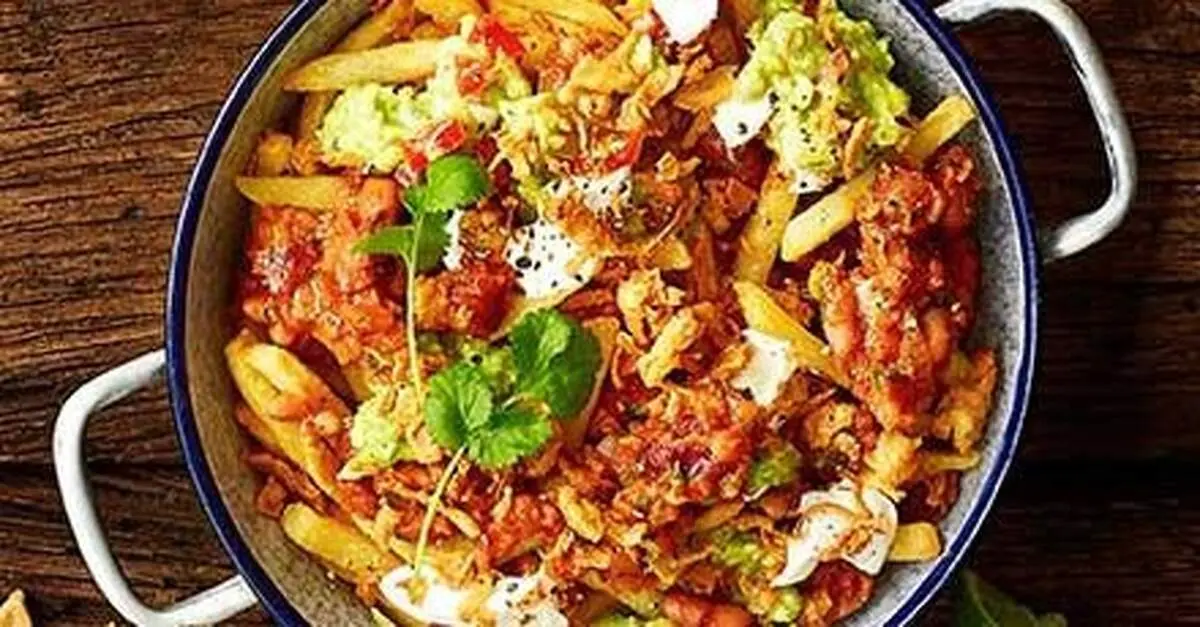 سیب‌زمینی سرخ‌شده با تاپینگ چیلی لوبیا؛ انتخابی جذاب برای شب 
