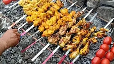 مزه دار کردن جوجه کباب با روشی حرفه‌ای برای تعطیلات عید+ فیلم