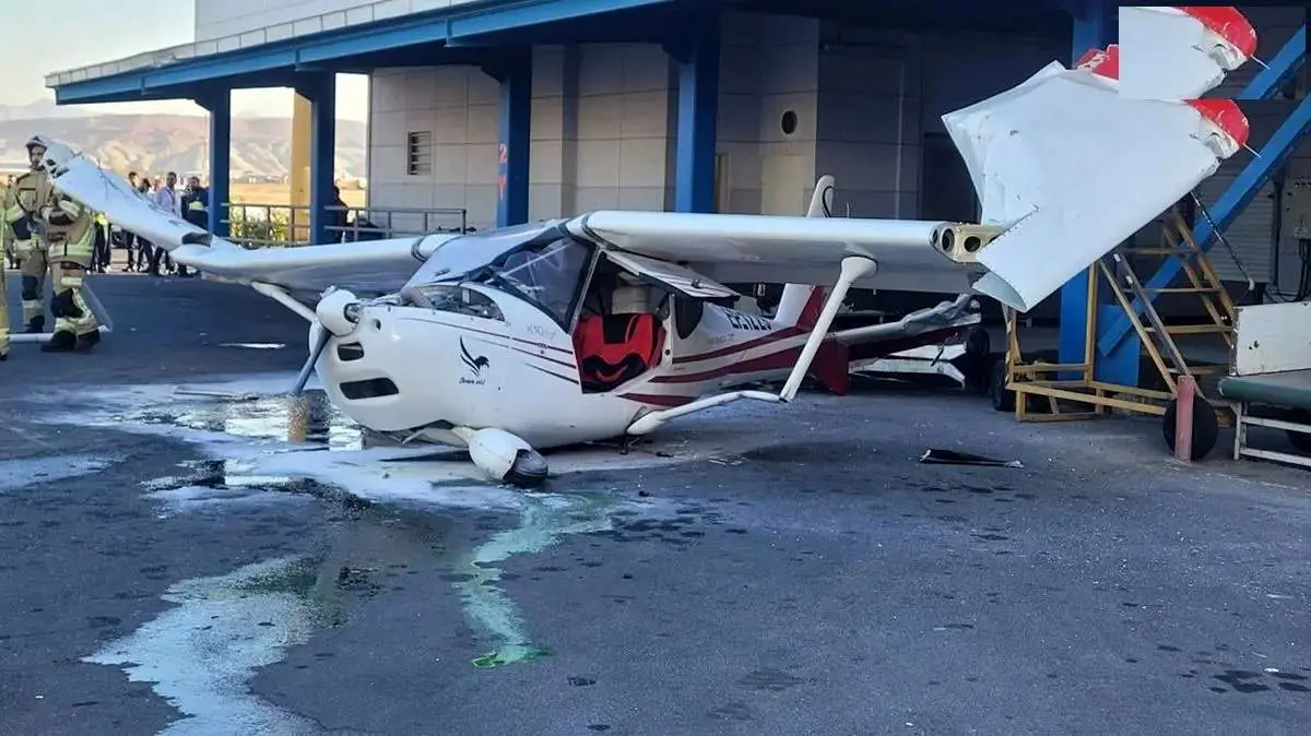 برخورد هواپیمای سبک با ساختمان فرودگاه تبریز+عکس