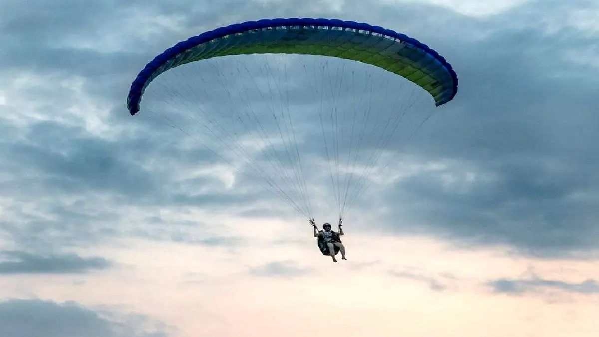 وضعیت عجیب پاراگلایدر سوار چینی + فیلم