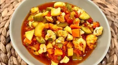 تهیه ترشی خوشرنگ و پرطرفدار: ترشی سالاد فصل با طعم بی‌نظیر رب گوجه فرنگی!