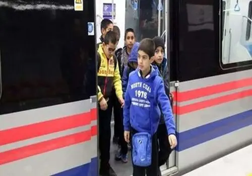  اقدام عجیب یک مسافر برای از دست ندادن مترو در حال حرکت! + فیلم
