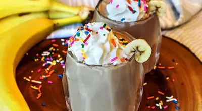 با این دستور، میلک‌شیک موز و شکلات را بهتر از کافی‌شاپ بسازید