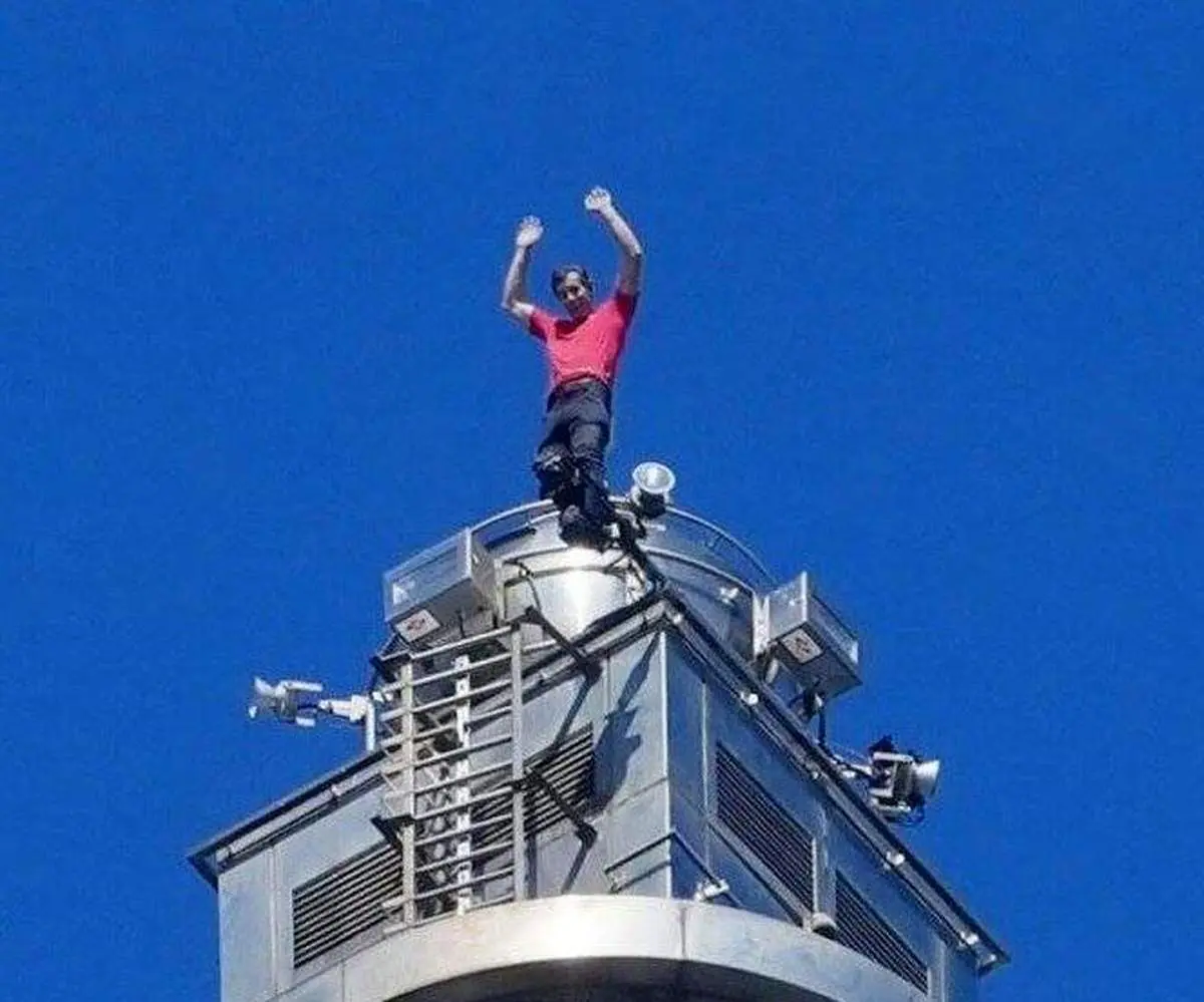 بالارفتن از ساختمان ۵۰۸ متری بدون طناب! + فیلم