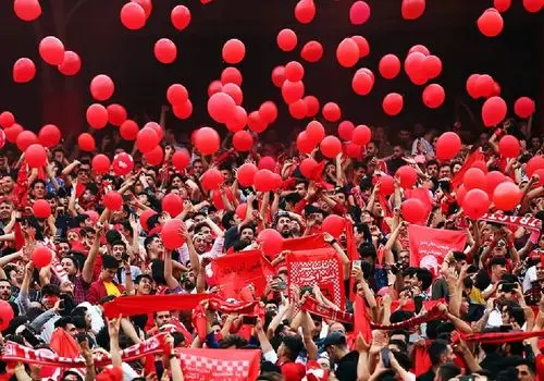  همخوانی شعار «سن چاغیرسان گلرم من» توسط هواداران تراکتور + فیلم
