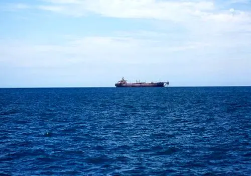 لحظه هدف قرار دادن کشتی اسرائیلی توسط نیروهای یمن+فیلم