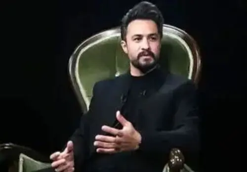 بوسه خواننده پاپ بر کتف محمود کریمی