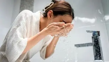 چرا شستن صورت با آب داغ باعث تسریع فرآیند پیری پوست می شود؟