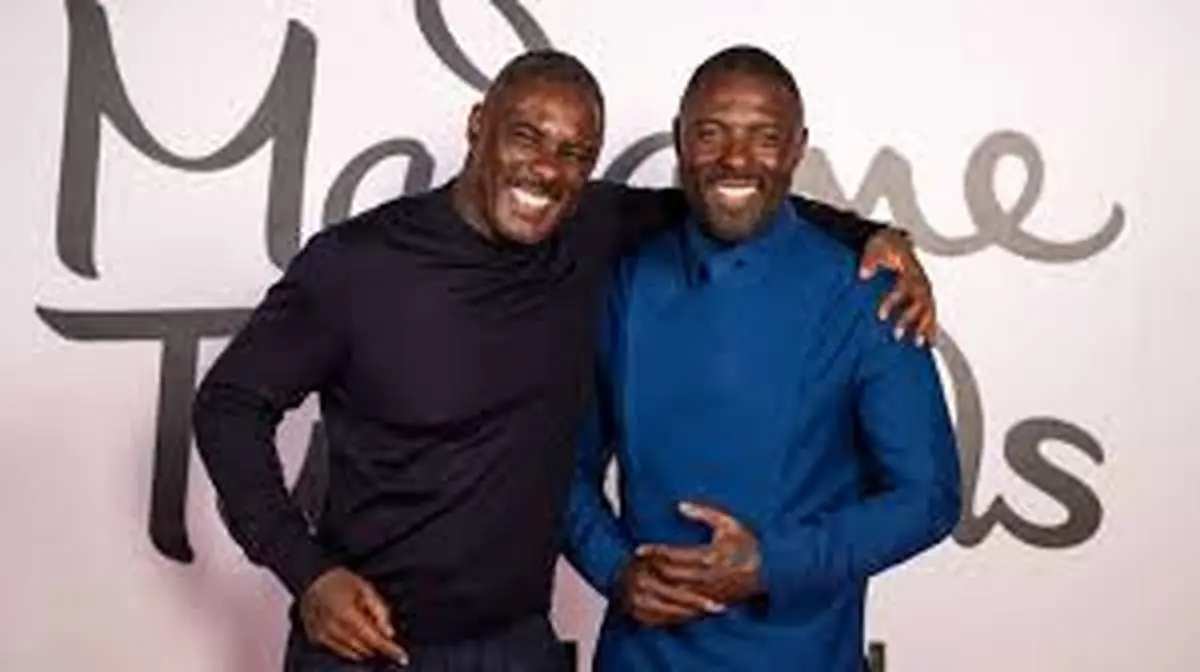 حرکت جالب بازیگر مشهور در مراسم رونمایی از مجسمه‌اش+فیلم