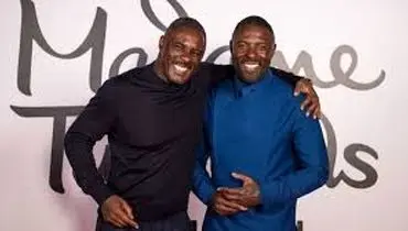 حرکت جالب بازیگر مشهور در مراسم رونمایی از مجسمه‌اش+فیلم