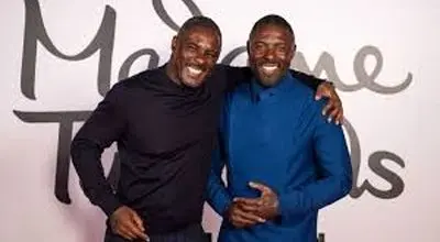 حرکت جالب بازیگر مشهور در مراسم رونمایی از مجسمه‌اش+فیلم