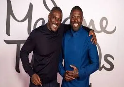 حرکت جالب بازیگر مشهور در مراسم رونمایی از مجسمه‌اش+فیلم