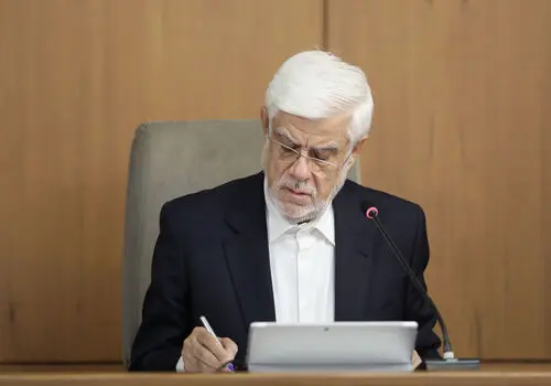 عارف: ایران صاحب تنگه هرمز است و به هیچ قیمت آن را از دست نمی‌دهد
