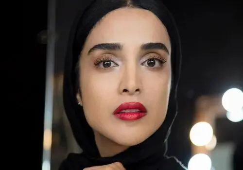 سلفی جنجالی الهه حصاری با هودی سفید و جذابش در اتاق خواب