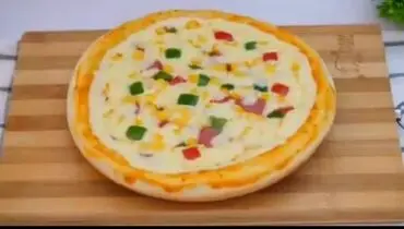 طرز تهیه پیتزای خانگی در تابه/ نان پیتزا را با این ترفند درست کن+ فیلم