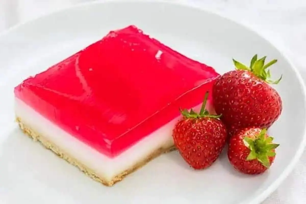 دسر پنیر و توت فرنگی با ژله
