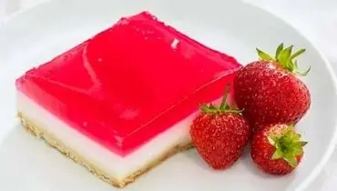 دسر پنیر و توت فرنگی با ژله
