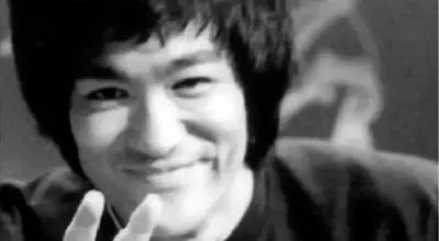 چهره زیبای همسر آمریکایی بروس لی در ۸۰ سالگی جلب توجه کرد + عکس / دخترش مثل مامانش زیباست!