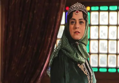 استایل متفاوت غزل شاکری، از «شهرزاد» تا حاشیه‌های لباس «بیمارستانی»