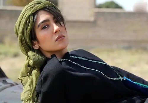 چهره عجیب و جدید فرزاد حسنی در یک تئاتر