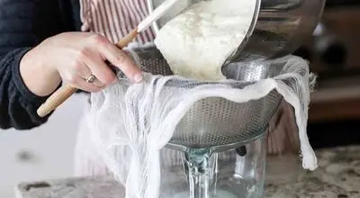 چرا ماست آب می‌اندازد؟ علمی‌ترین دلایل و ساده‌ترین ترفندهای خانگی