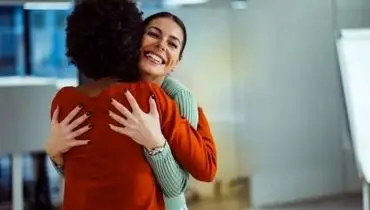 یک بغل ساده، استرس و سرماخوردگی را از شما دور می‌کند!
