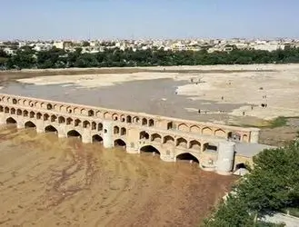 زاینده‌رود دوباره زنده شد؛ آب به پل‌های تاریخی اصفهان رسید
