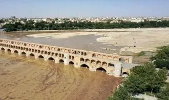 زاینده‌رود دوباره زنده شد؛ آب به پل‌های تاریخی اصفهان رسید