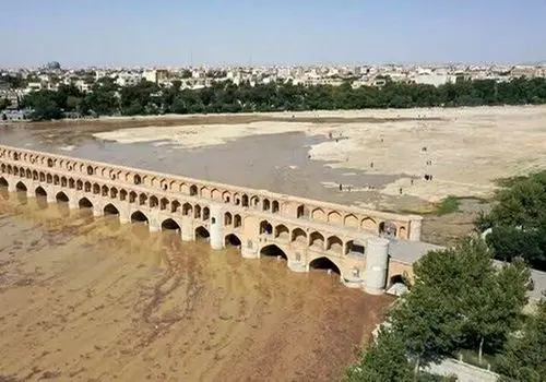 زاینده‌رود دوباره زنده شد؛ آب به پل‌های تاریخی اصفهان رسید
